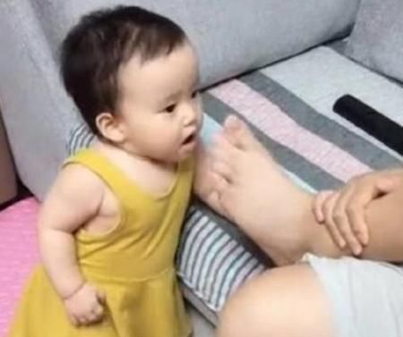 童年时期|爸爸实力坑娃,让女儿闻自己的臭脚,女儿听话照做,结果怀疑人生