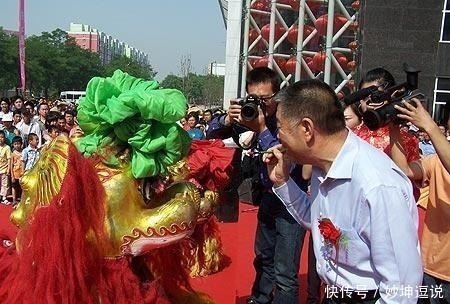 宾利|只读过一年书，靠房地产和建墓园赚百亿，孙子开宾利被面包车撞死