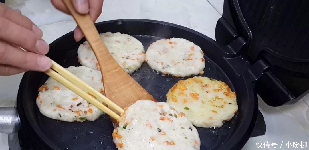 土豆全新做法, 筷子一搅, 做出最好吃的土豆饼, 让你看着就超香吃