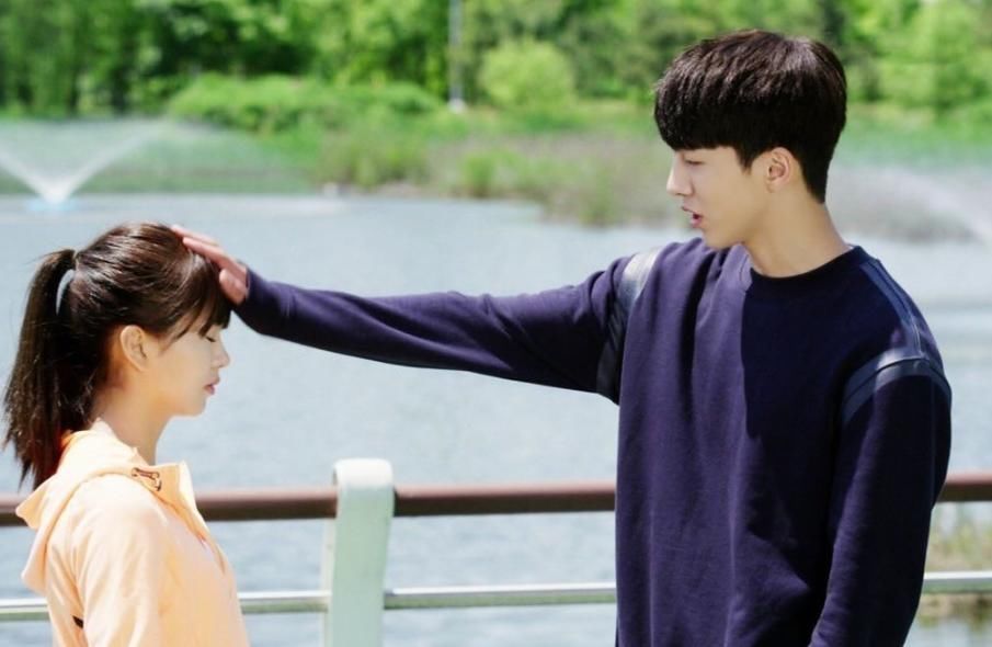 亲姐弟|亲姐弟这么做正常吗?女子去见男友父母,姐姐的举动让人不适