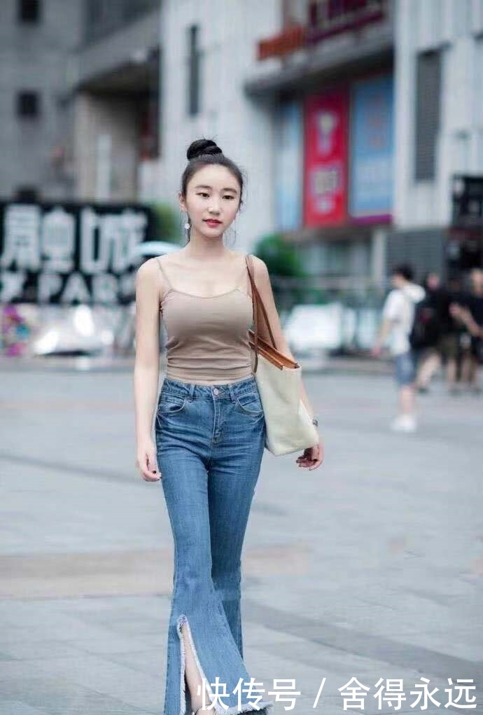 优雅|街拍:青春甜美抢眼的妹子,丰腴有致,优雅凸显清新的气质!