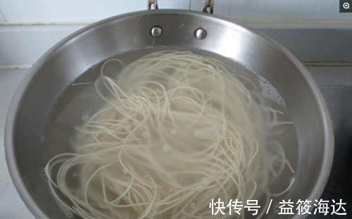 白醋|煮面条,你还在开水下锅?教你3个小妙招,面条好吃有筋道不粘锅