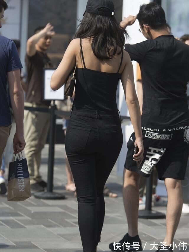韩版|美女街拍:黑色性感吊带搭配黑色性感打底裤,最佳造型,穿搭变得很轻快