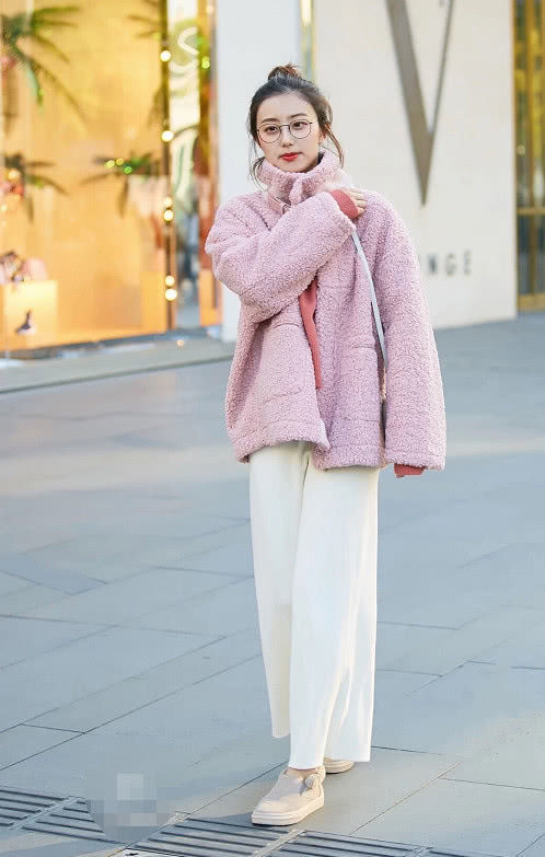  气场|街拍：小姐姐短T搭牛仔裤，比A4都细的杨柳腰，超模气场和身高