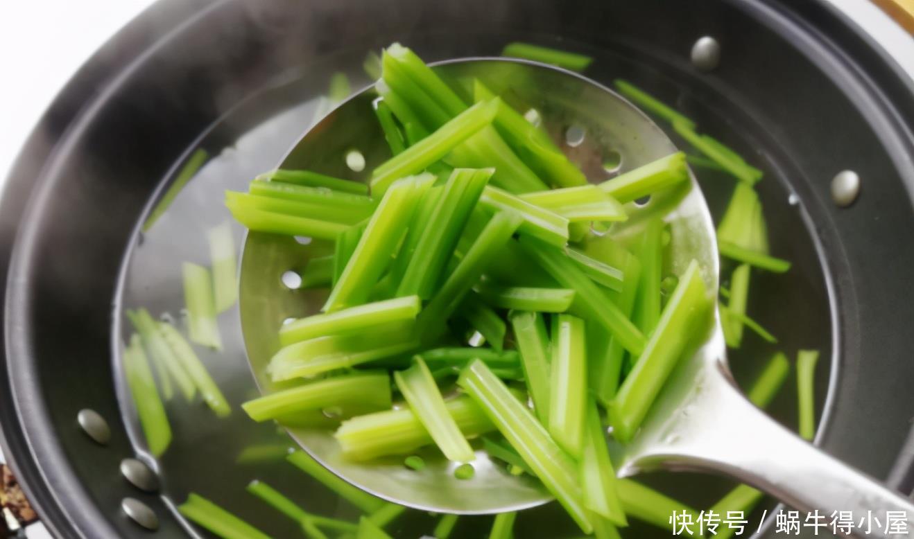 花草缺肥，不用特意找肥料了，拿这“废水”浇花，一举两得