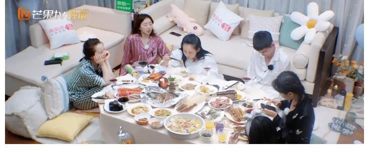 真人秀|真人秀终于不浪费粮食了，明星们集体吃盒饭，比之前要接地气的多