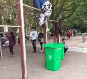 |搞笑GIF:当时妹子就急哭了 再也不穿裙子玩单杠了