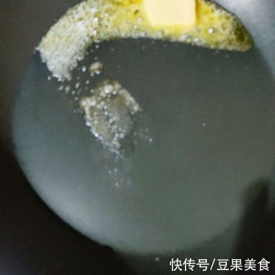 配着这盘棉花糖芝麻糖,米饭可以吃三大碗