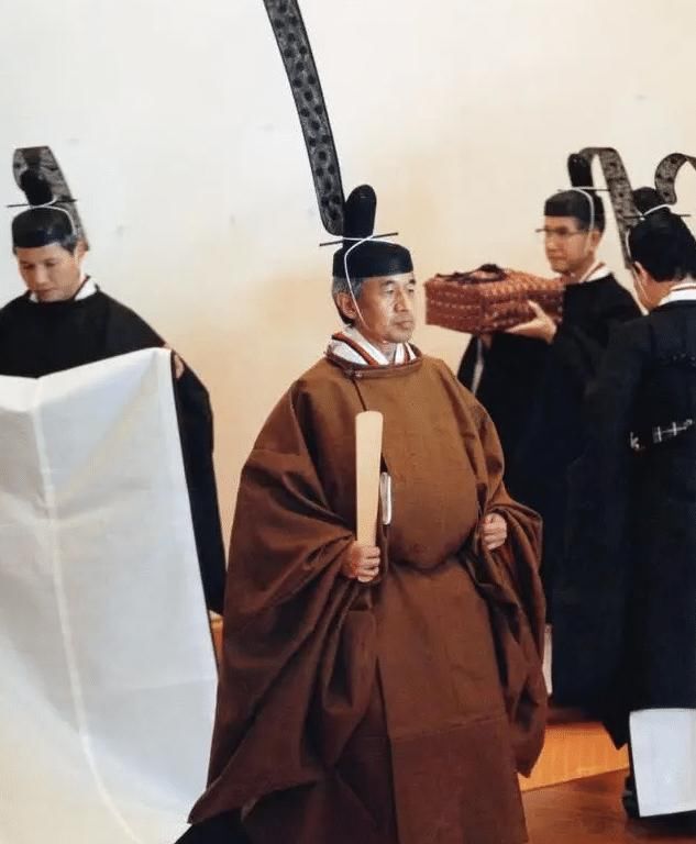 日本|不拜靖国神社，为日本侵华道歉，他与父亲截然相反，他是明仁天皇