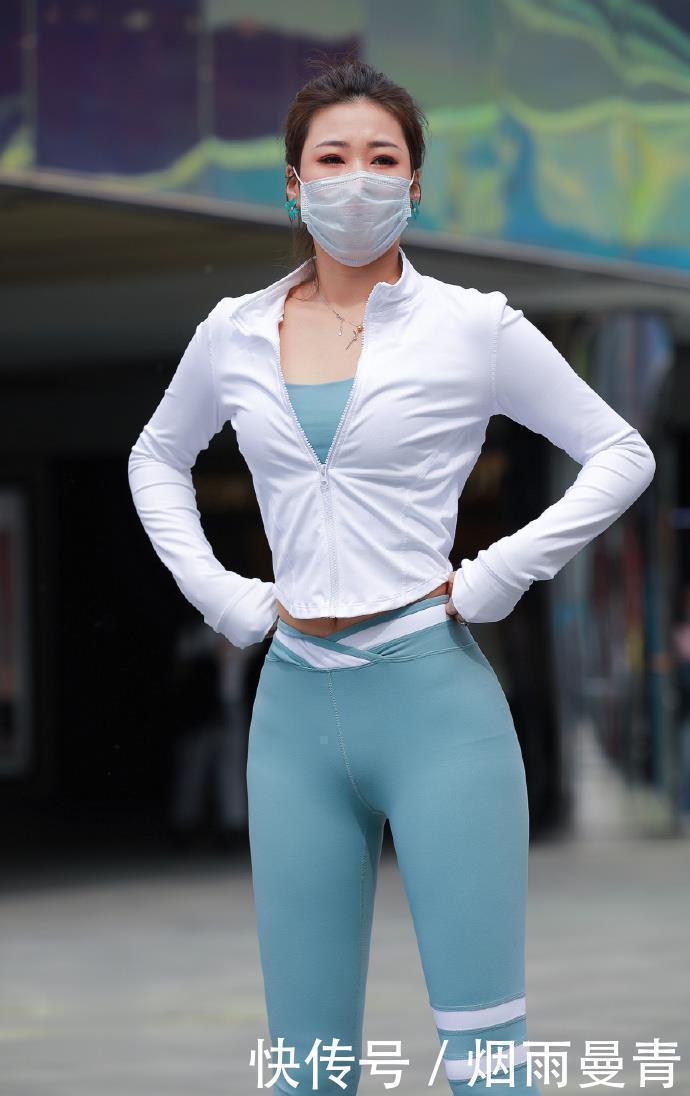 颜值|小姐姐仗着颜值高,拍照随心所欲,身材好就是自信