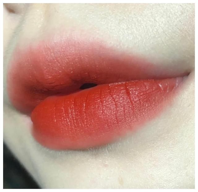 黄黑皮2021夏季流行色号！显白“靓妹”风，比正红色好看多了