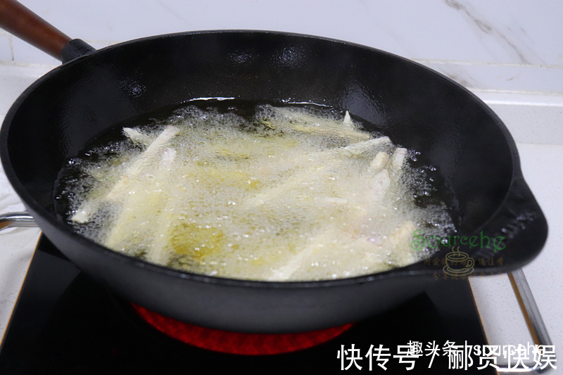 好吃|芋头新做法,不炒不煮锅炸得香喷喷,外酥里软,好吃得停不下来