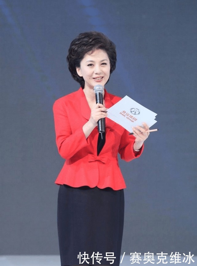 海霞私下的时候也挺正式的,穿职场装显气质,双眼迷离却很温柔