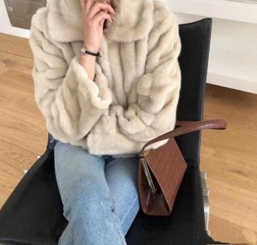 冬天穿衣别凑合，抗风御寒的毛绒单品要会选，时髦实用两不误