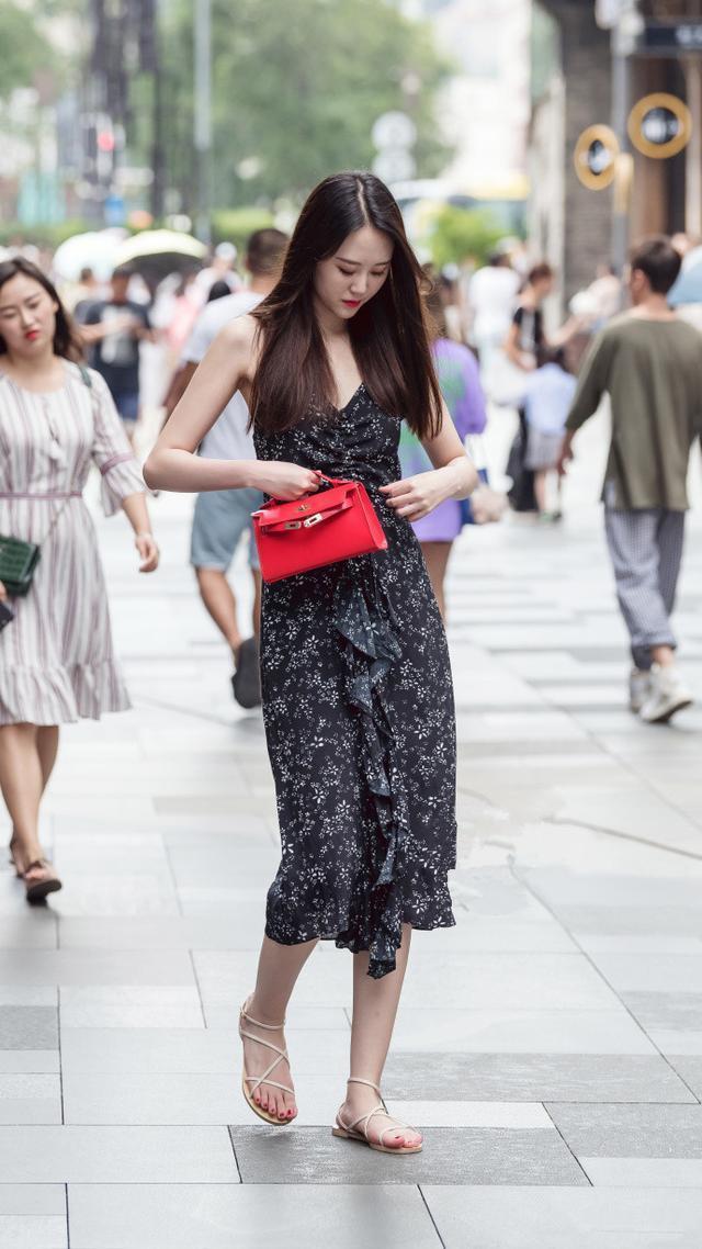 小美女|街拍身材苗条的小美女,表情真俏皮,很是动人