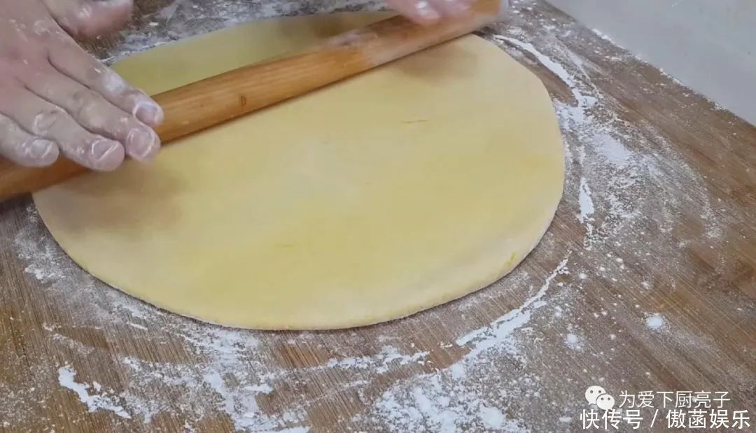 以后南瓜面粉就这么做,加3个鸡蛋,不蒸馒不烙饼,上桌就被抢光
