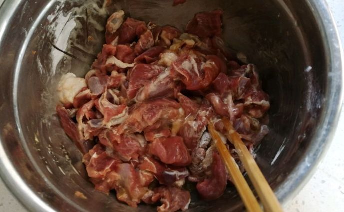 教你在家做孜然羊肉，口感软嫩，味道浓郁，比吃羊肉串都过瘾