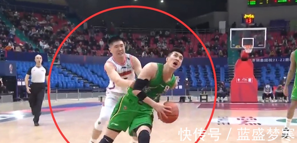 犯规|垫脚惯犯逃过一劫!广东最脏一球被争议盖过,怒拽郭艾伦比胡威狠!