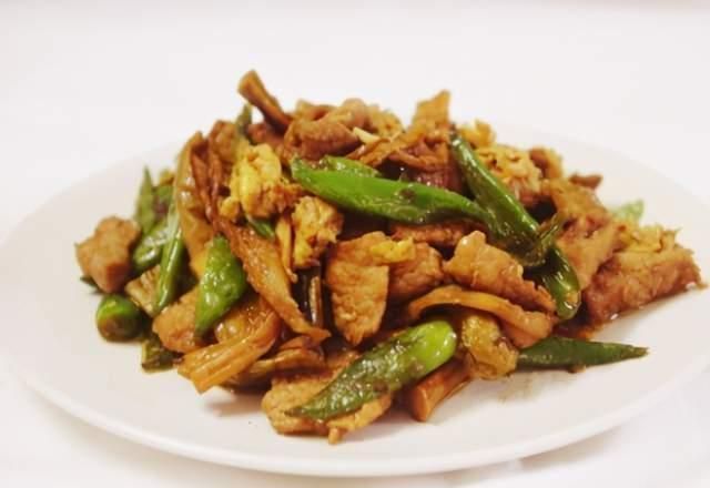 辣椒炒肉时,有人先炒辣椒有人先炒肉,教你饭店的做法,鲜嫩不腻