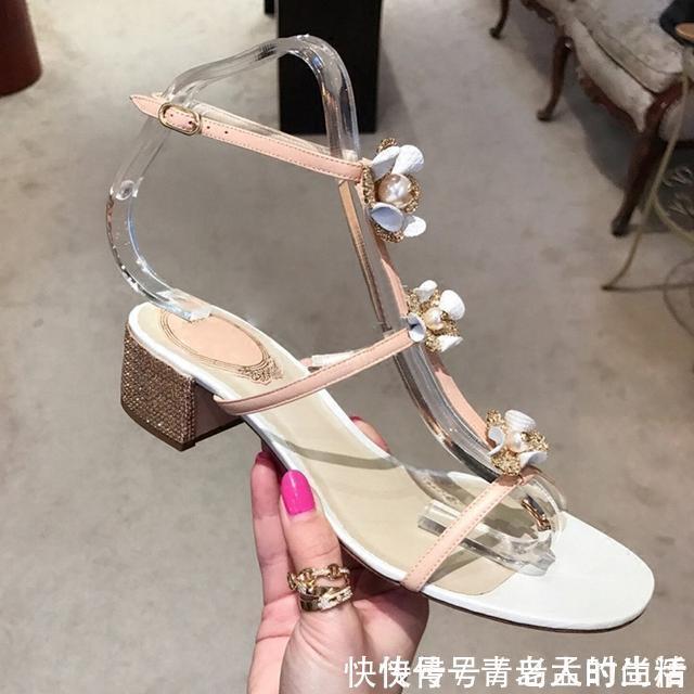 水钻凉鞋,舒适优雅显档次,时尚美足脚感好