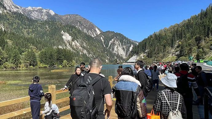 景区|九寨沟景区“补妆”归来受热捧，客流量是去年同期两倍