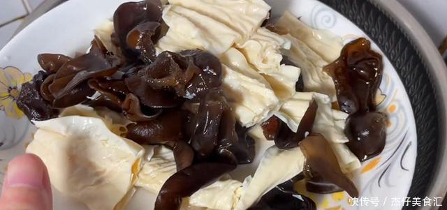 招待客人的时候，做这样一道凉拌菜，清脆爽口吃得完全停不下来