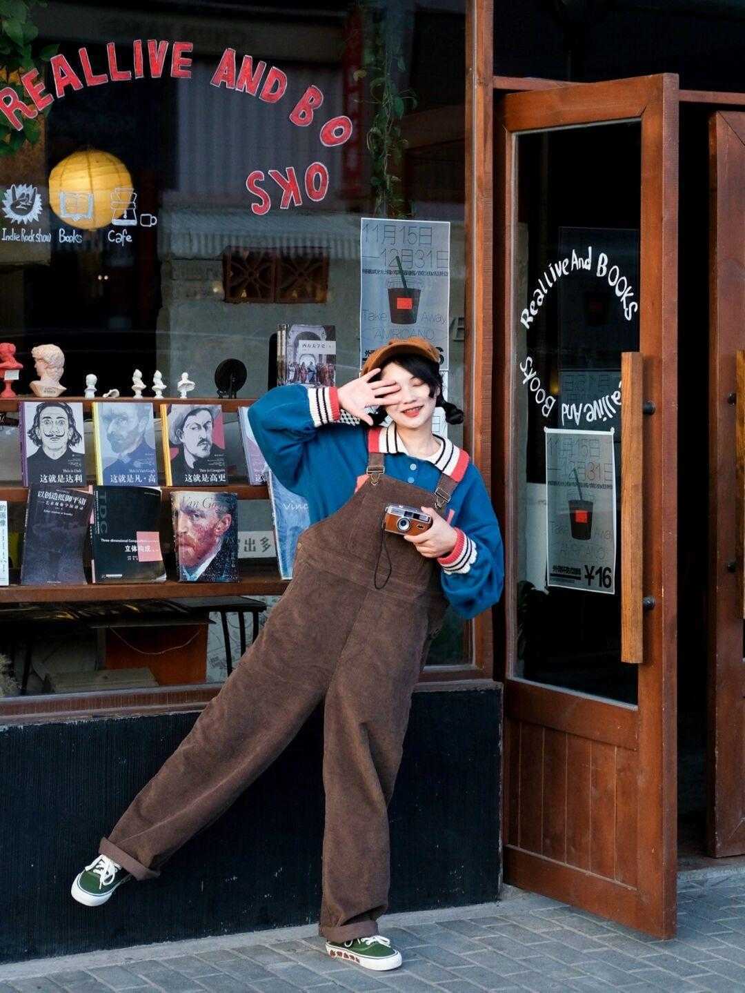 条绒|背带裤才是yyds!时髦精都爱这样穿搭,让你年轻10岁都不止