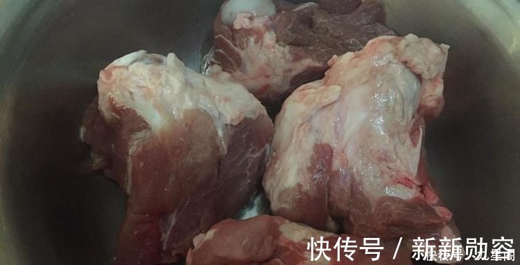 汤汁|不管炖什么骨头汤，都别直接加水炖，多加这1步，汤汁浓白似牛奶！