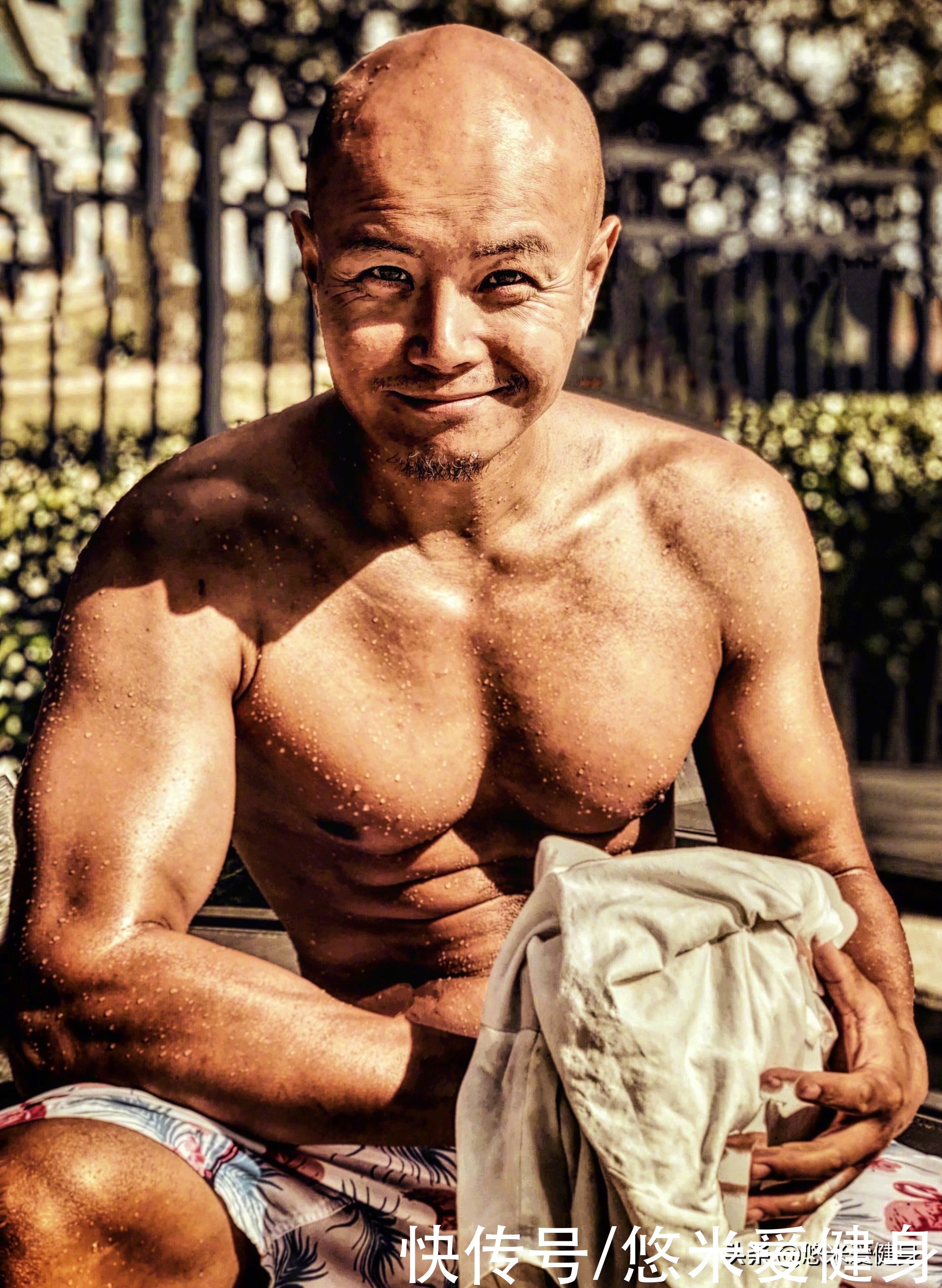 器械|46岁的乐嘉晒出黝黑肌肉，离开城市后更洒脱了，网友羡慕他的身材