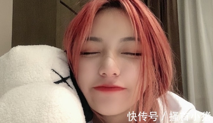 舞蹈表演|瘦脸过度太尴尬,刀小刀最新换装视频又翻车,下巴P成了锥子