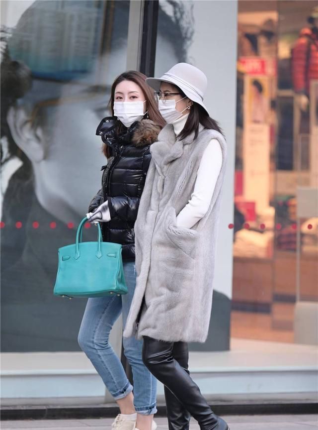 穿着皮草的女士,更有气质美,她们更喜欢冬天出门