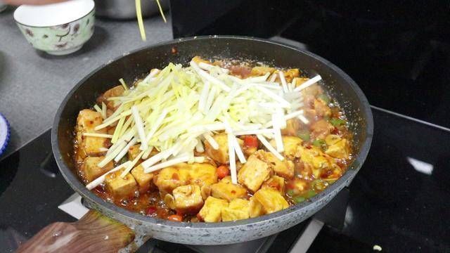 豆腐里打两个鸡蛋,没想到这么好吃,外焦里嫩,比红烧肉还香