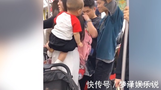 宝爸|萌娃坐地铁时,有两个小哥哥逗他玩,场面太搞笑了