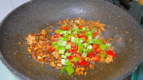 凉拌|皮蛋别只凉拌了,搭配肉末炒一炒,外焦里嫩无腥味,好吃下饭