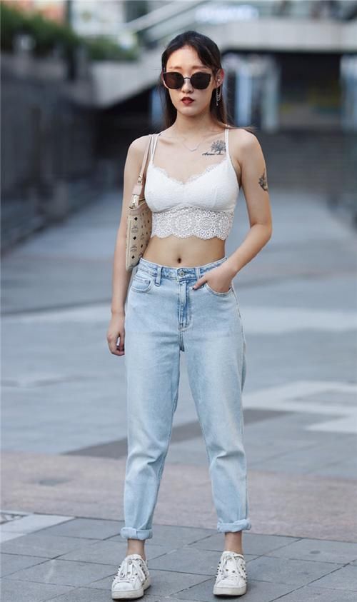 小姐姐真敢穿,路人看了以为没穿外套就出来逛街了呢