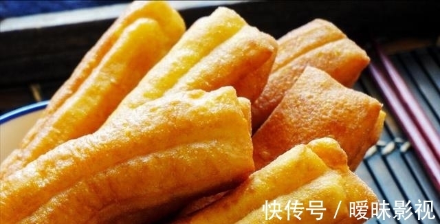 炸油条，不用泡打粉，不用小苏打，教你家常做法，个个蓬松香酥脆