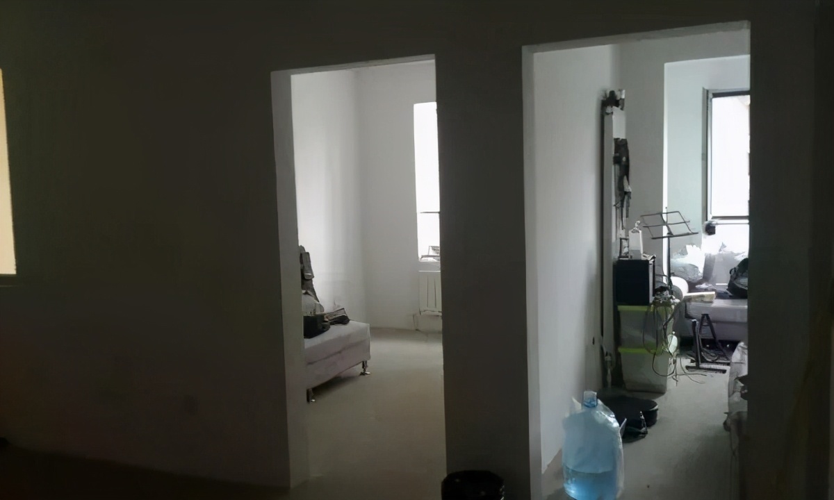 装修|因生活所迫没钱装修,该男子入住毛坯房5年,同事被“惊艳”到了