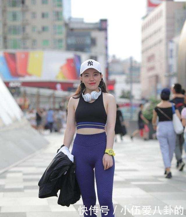 裙下摆|随性自然的瑜伽裤穿搭富有时尚感，展示美女白皙的肌肤，成熟稳重