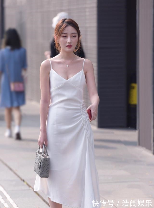 桔梗裙 白色吊带连衣裙搭配透明高跟鞋,时尚感爆棚,穿出优雅的气质!