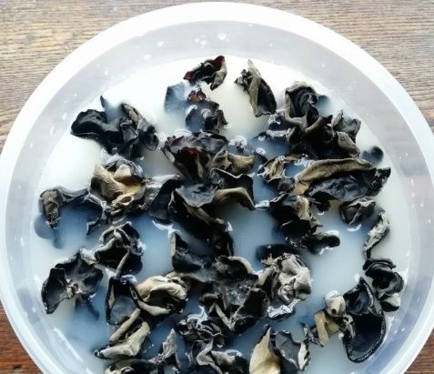 10人泡木耳9人错，教你3招，快速泡发又干净，饭店厨师都这么做