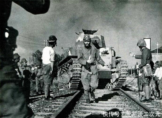 雨天|历史上过目难忘瞬间：雨天偷牛的日军，给德国战俘发烟的红军，图9杀人诛心