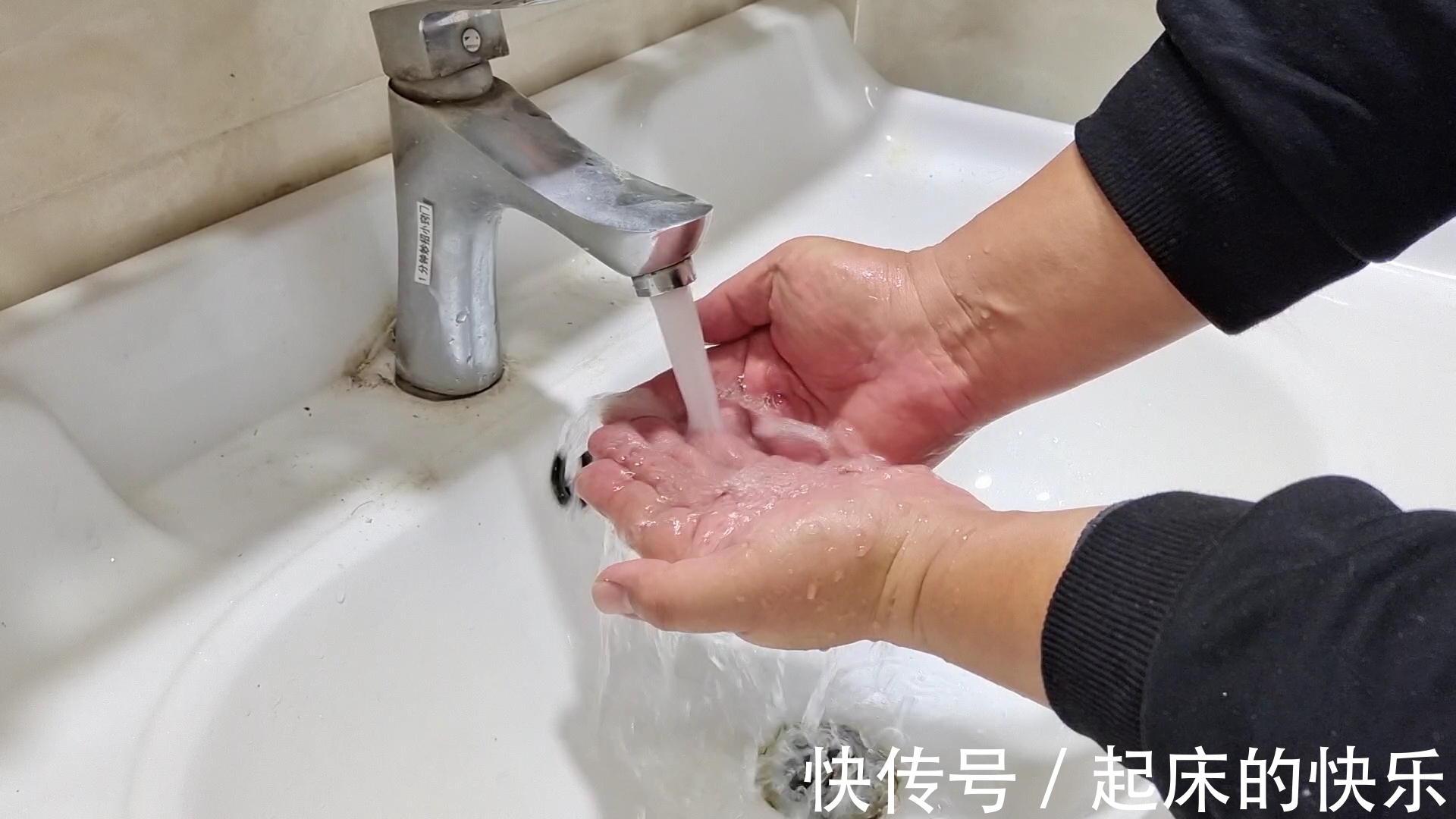 卫生间里放一根手提绳,真太聪明了,一年省不少钱,早学早受益