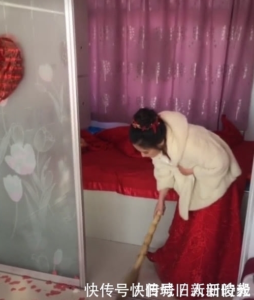 打扫|婚礼结束后,新娘弯腰打扫房间,抬头之后艳羡众人,美的不可方物