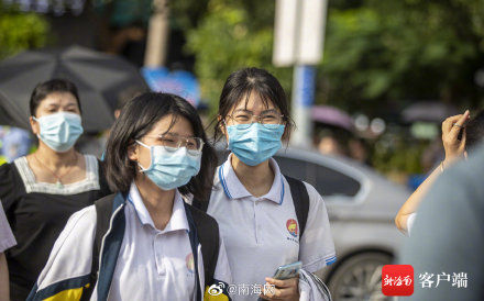 高考|高考首日，考生意气风发进入考场