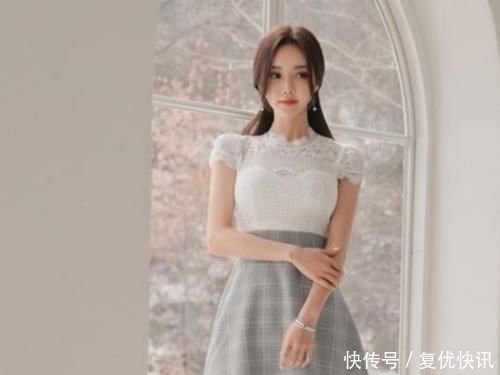 美女模特：花边A字半身裙，彰显小女人的气质，简约的时尚魅力