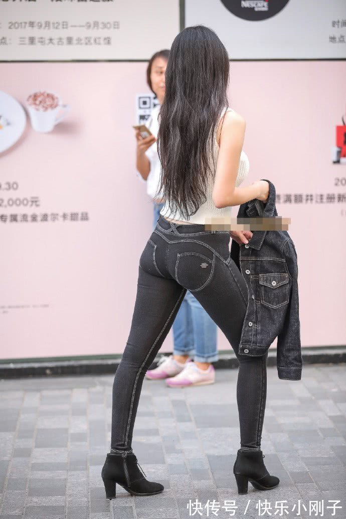 牛仔裤|时尚搭配,一双个性性感的黑色高跟鞋,撑起了美女修长的身躯