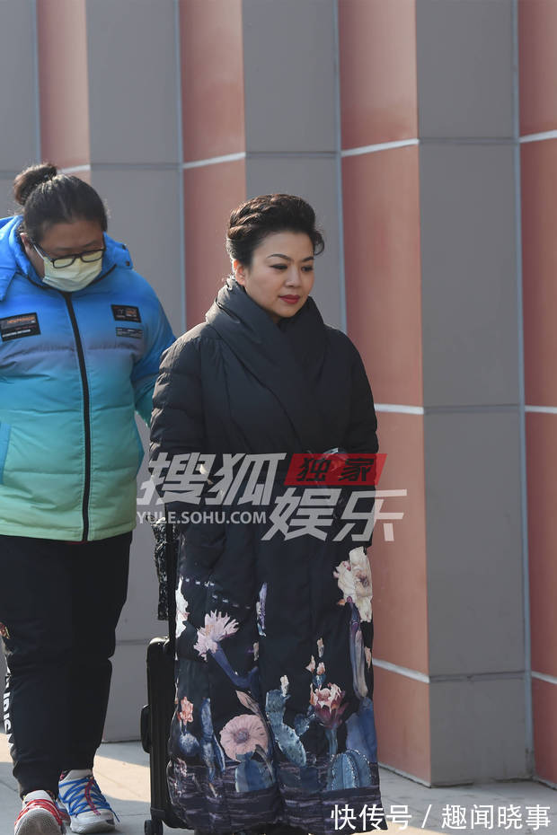 独家:王俊凯等亮相文联春晚录制 造型精致状态佳