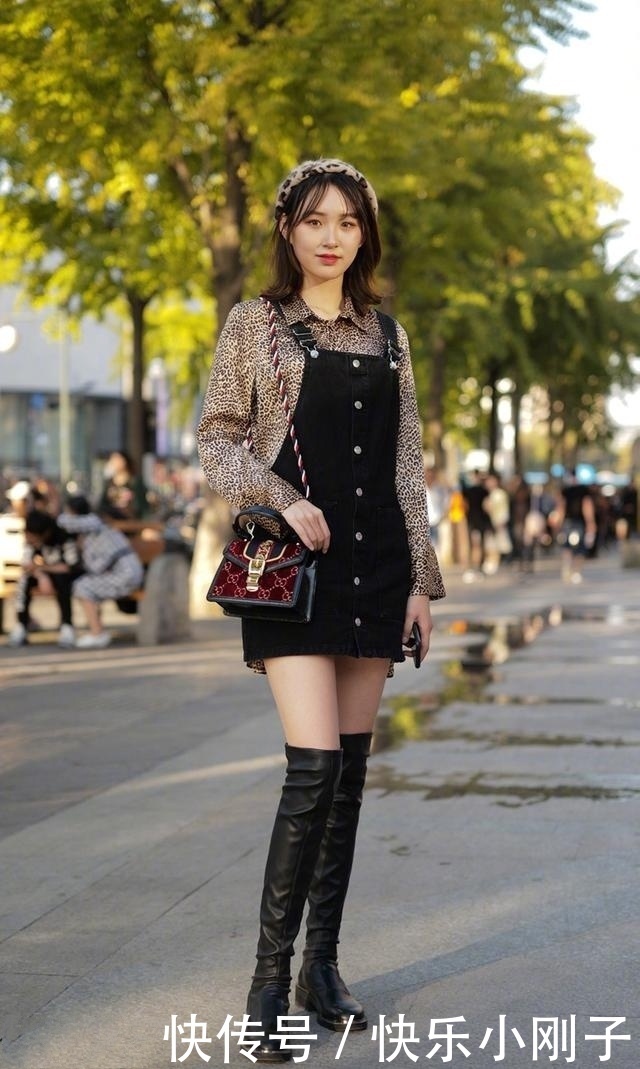 时尚穿搭,格纹西装在颜色上就十分的出众,欧美范儿十足