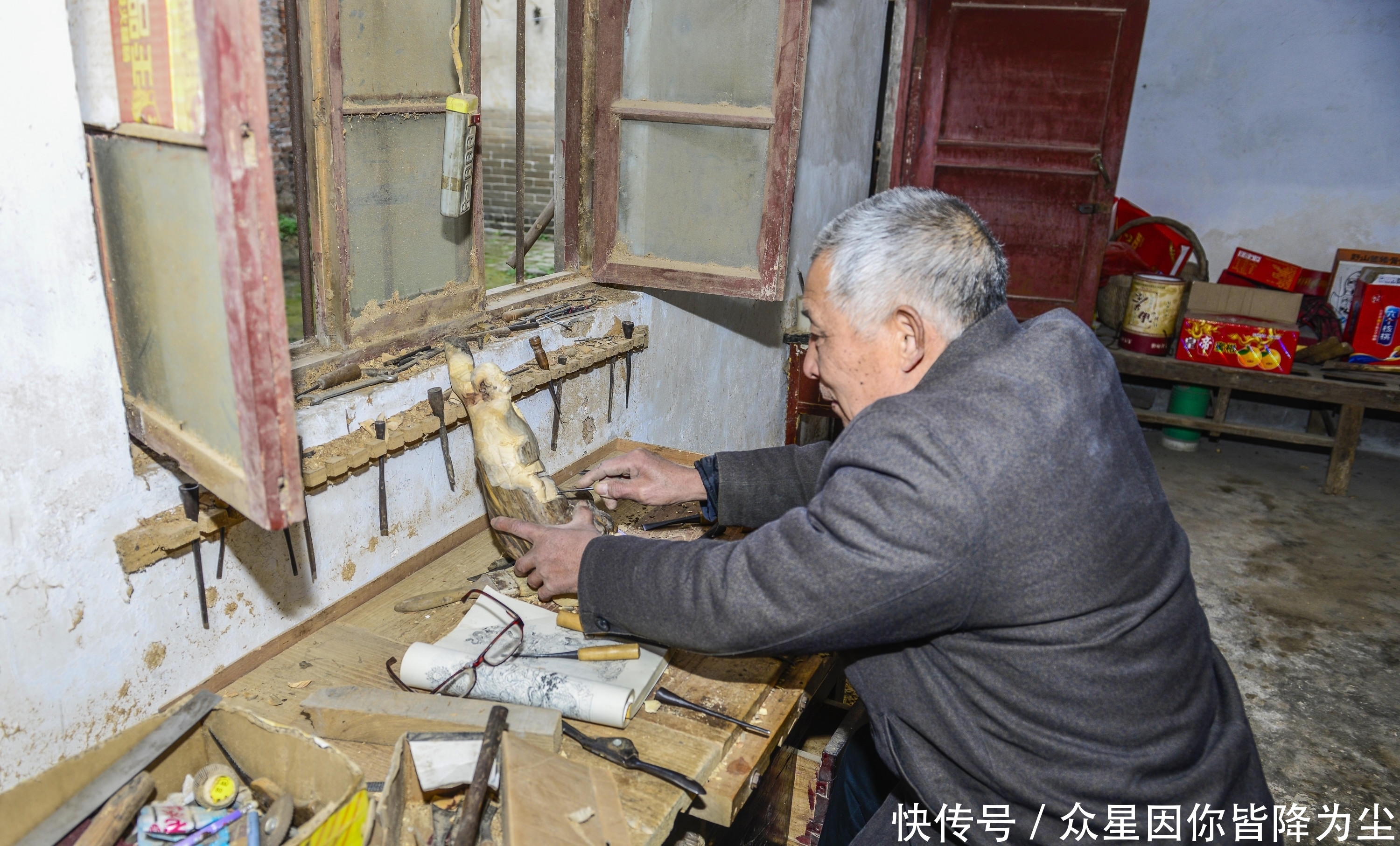 技艺|70岁老人40年如一日一把刻刀坚守木雕技艺,笑称不为挣钱只为子孙