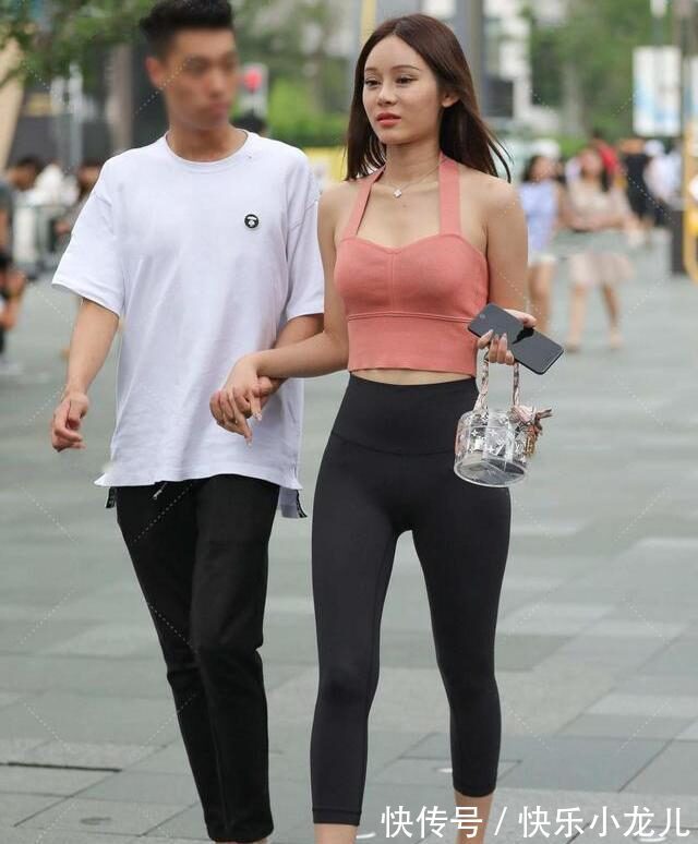 边肖 粉色针织背心,腰部设计显示青春感,搭配健美裤,减龄时尚